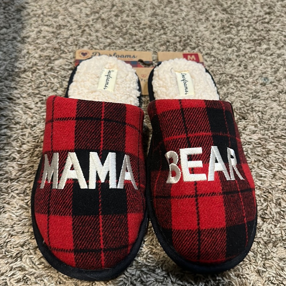 DEARFOAMS LIMITED EDITION MAMA BEAR SLIPPERS: RED/BLACK PLAID: NWT: M (7-8)